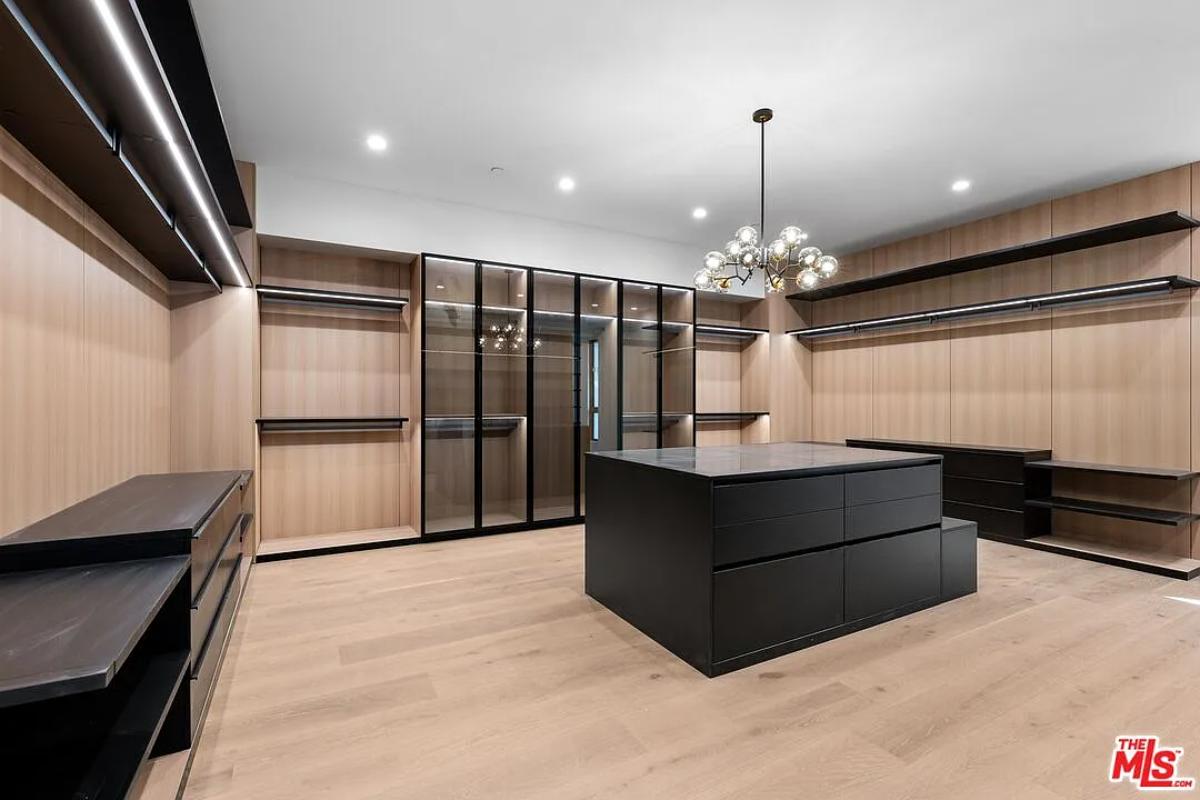 Walk-in closet