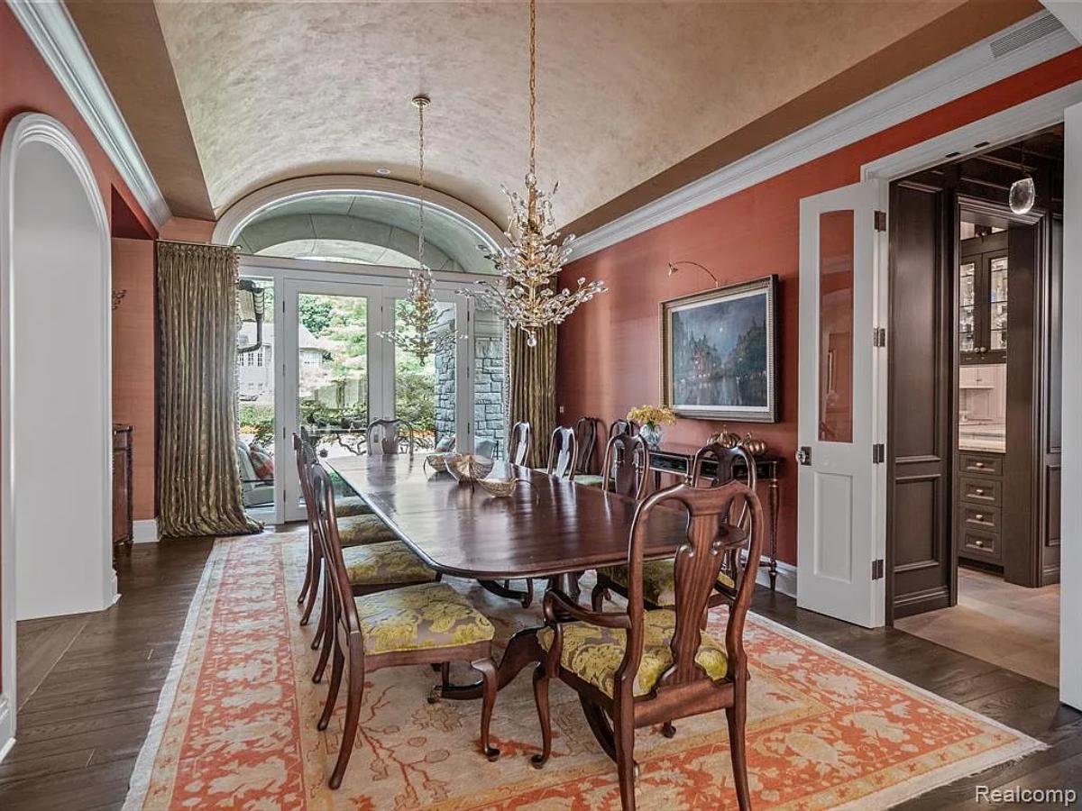 Dining room with chandeliers.