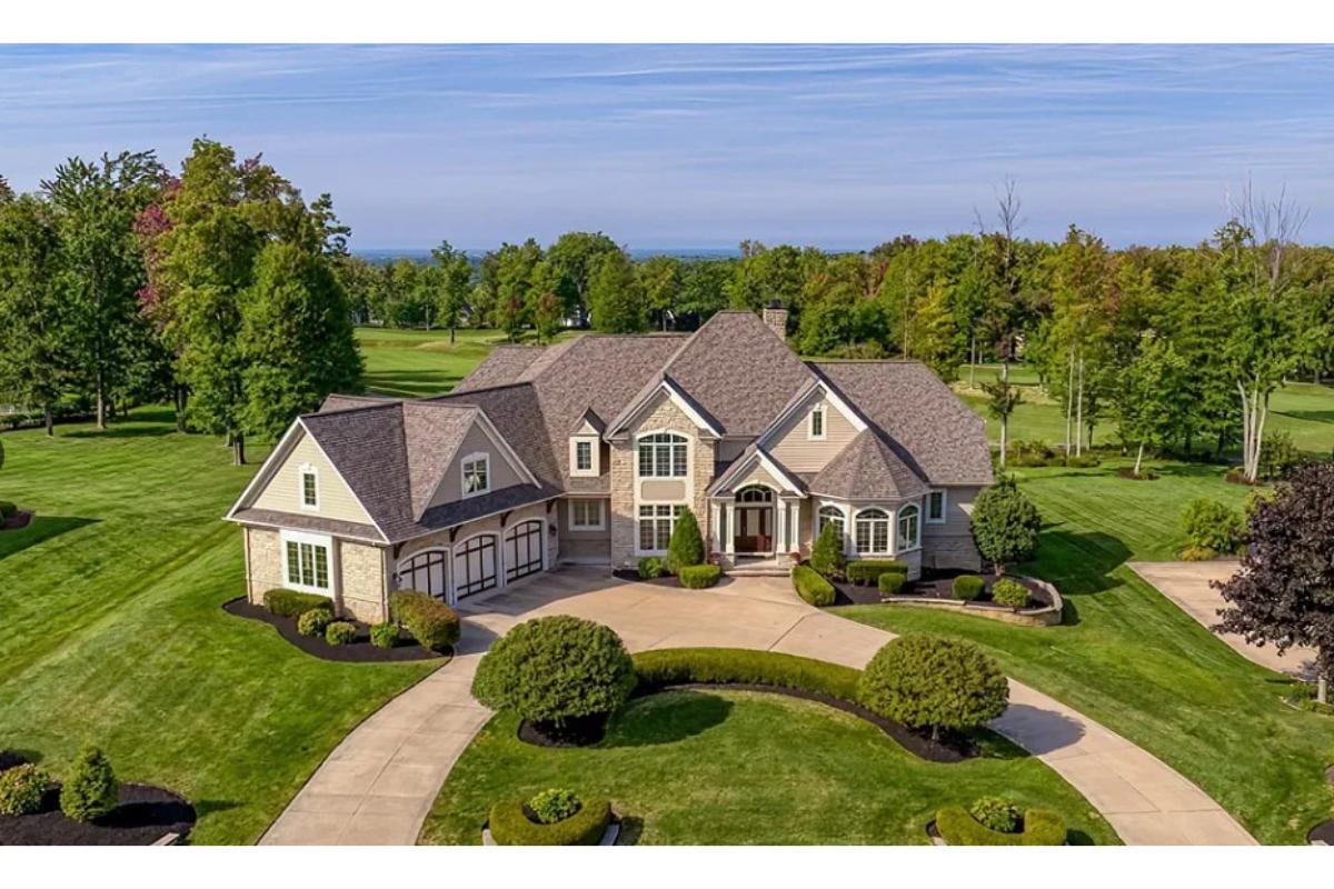 5-Bedroom Manor with Indoor Exercise Room and Pool 