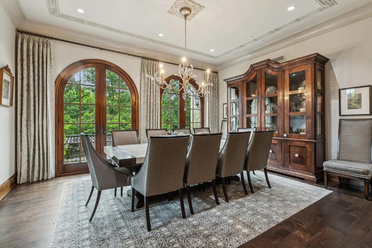 Dining room with a chandelier.