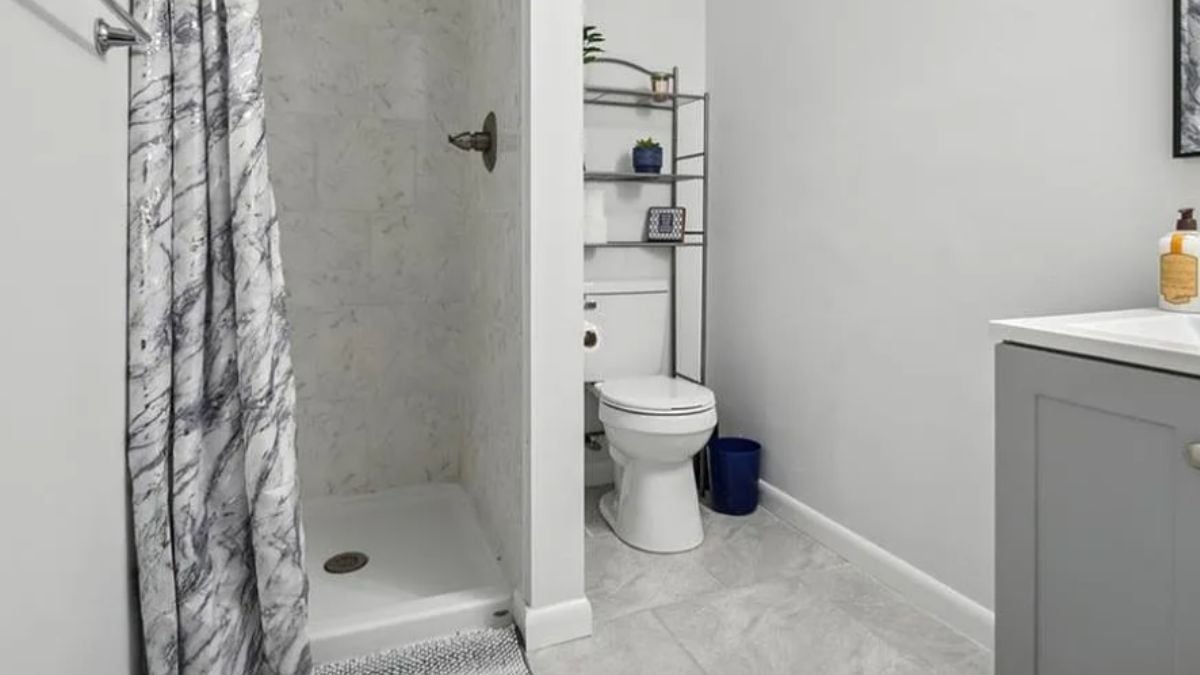 A bathroom with a shower room and a toilet.