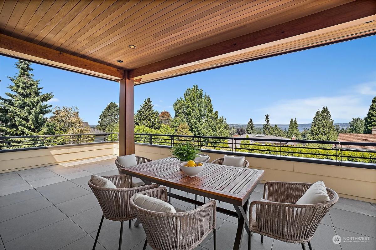 Terrace with a dining area.