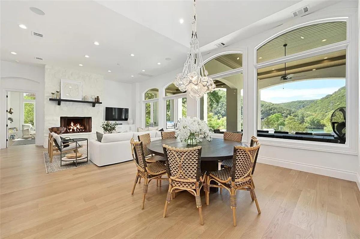 Breakfast nook with a round table.