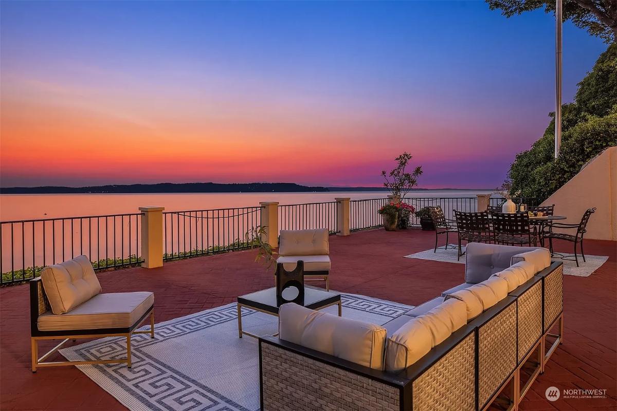 Terrace with a living space and a dining area.