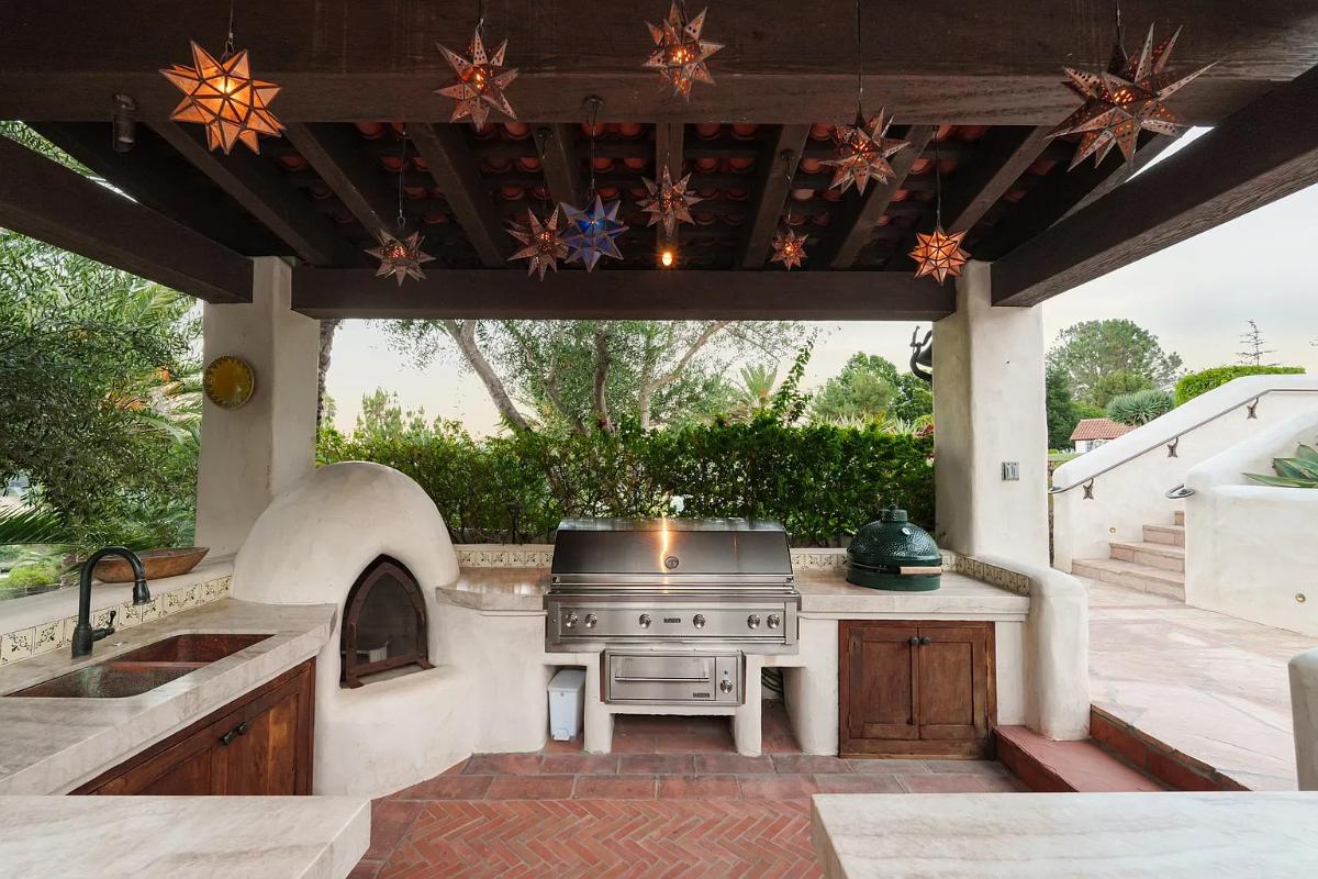 Outdoor kitchen