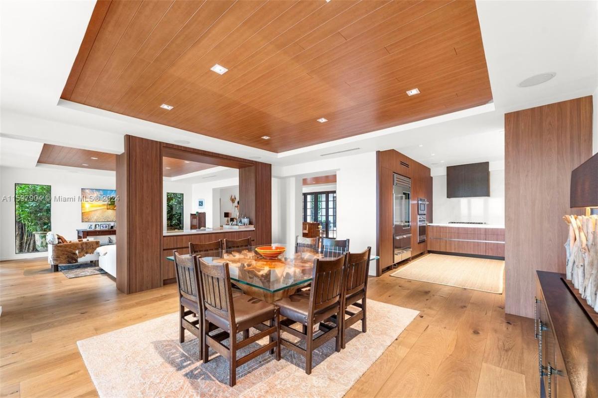 Dining room with a glass table.