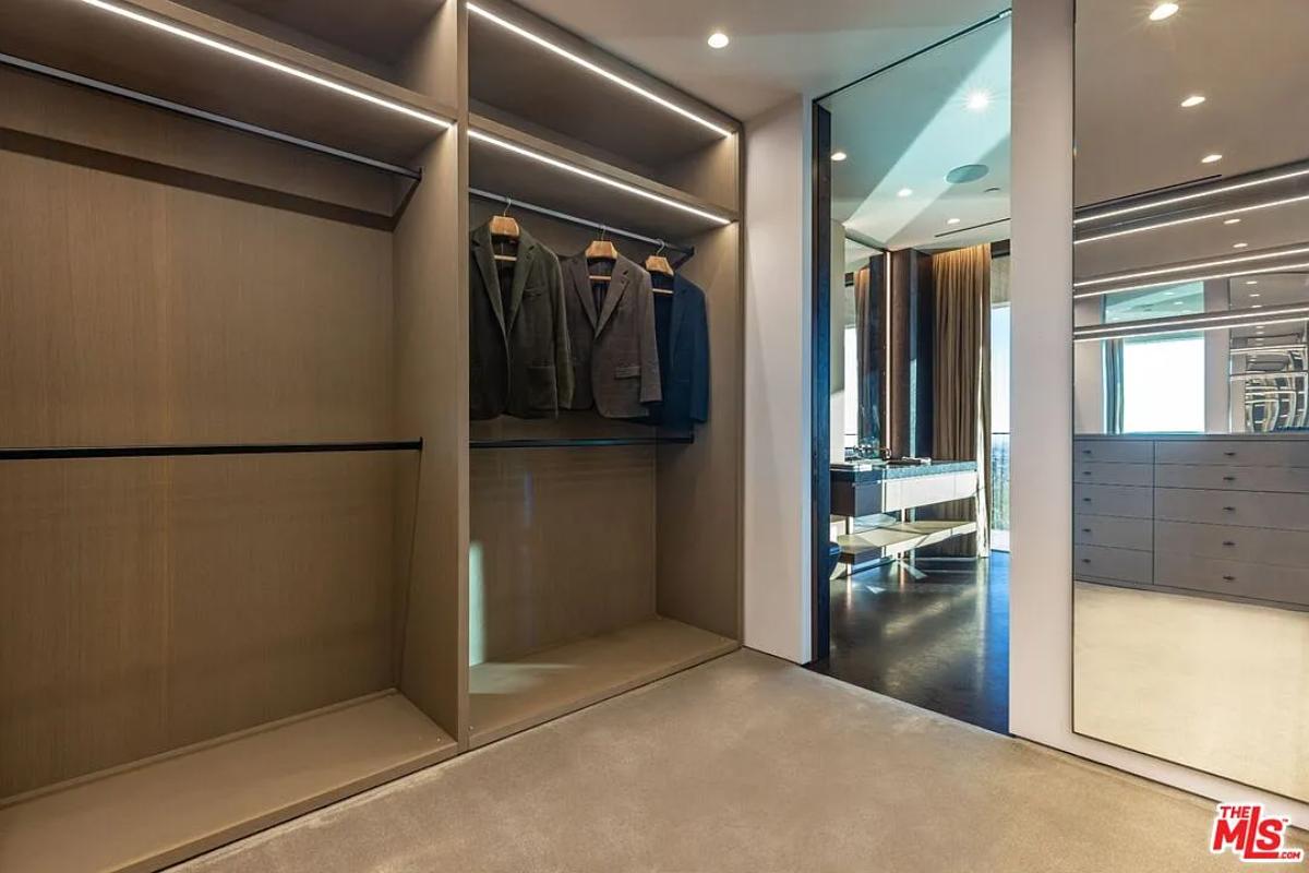 Walk-in closet