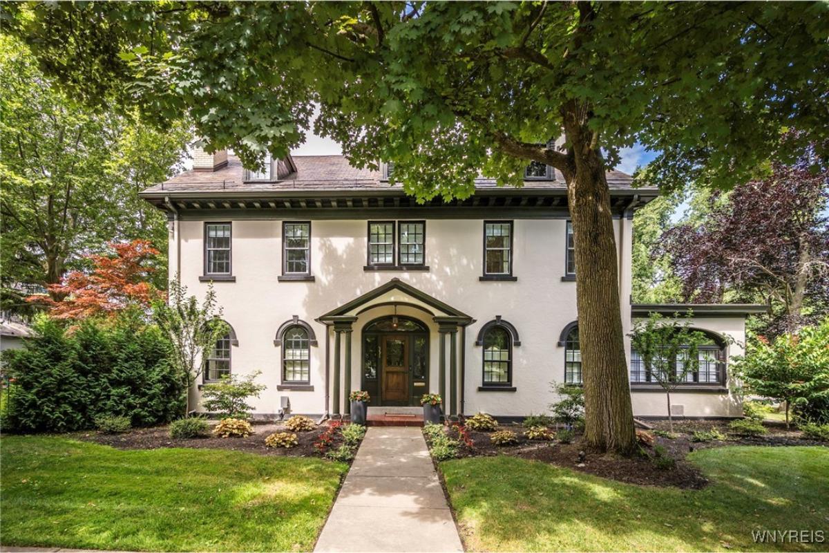 7-Bedroom Home with Sunlit Solarium and Chef's Kitchen 