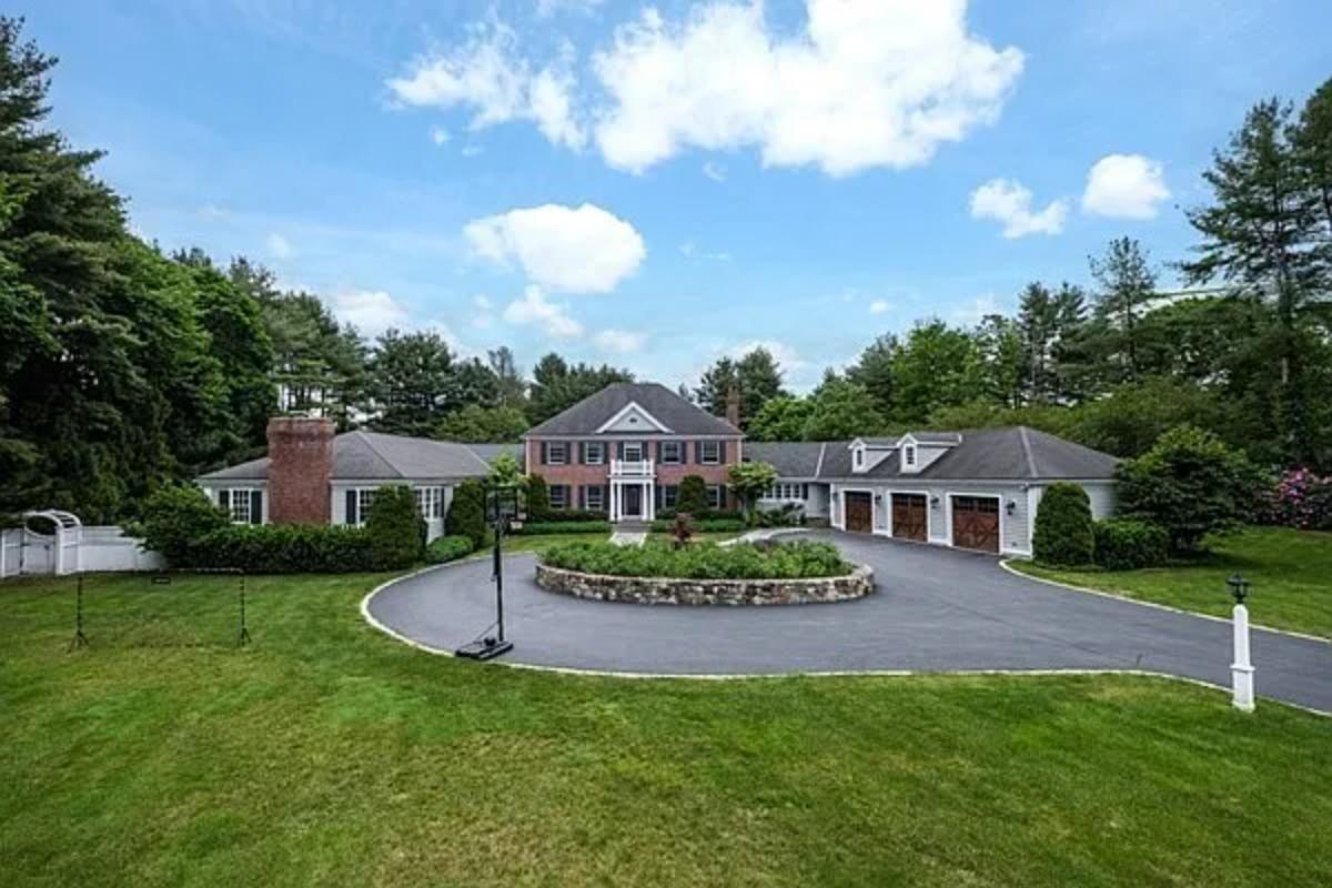 Front view of the mansion.