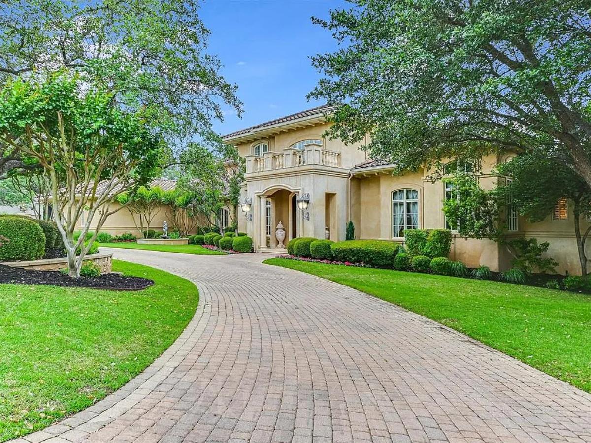 Driveway of the mansion.