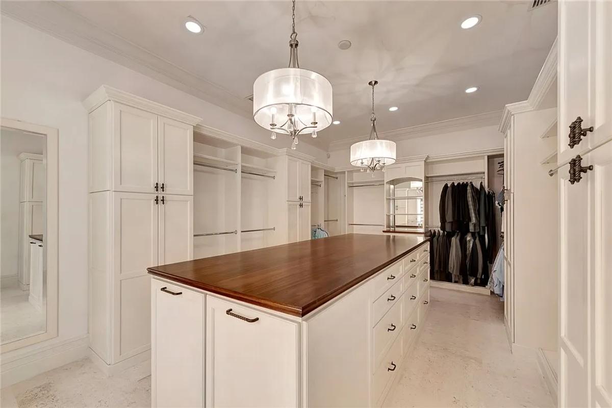 Walk-in closet