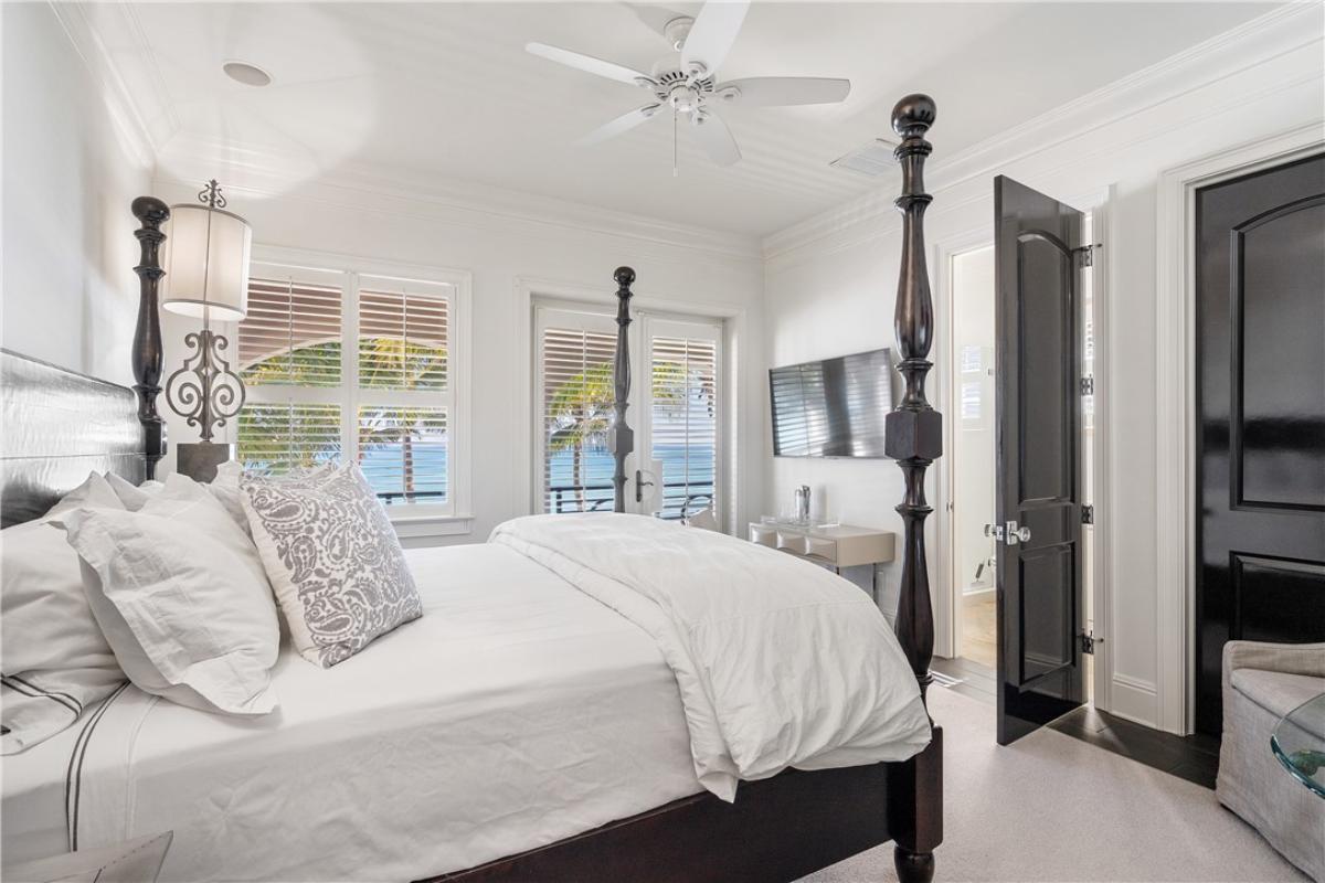 Bedroom with a large bed.