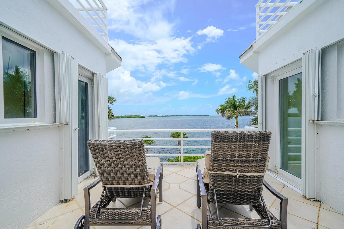 Sitting area with water views.