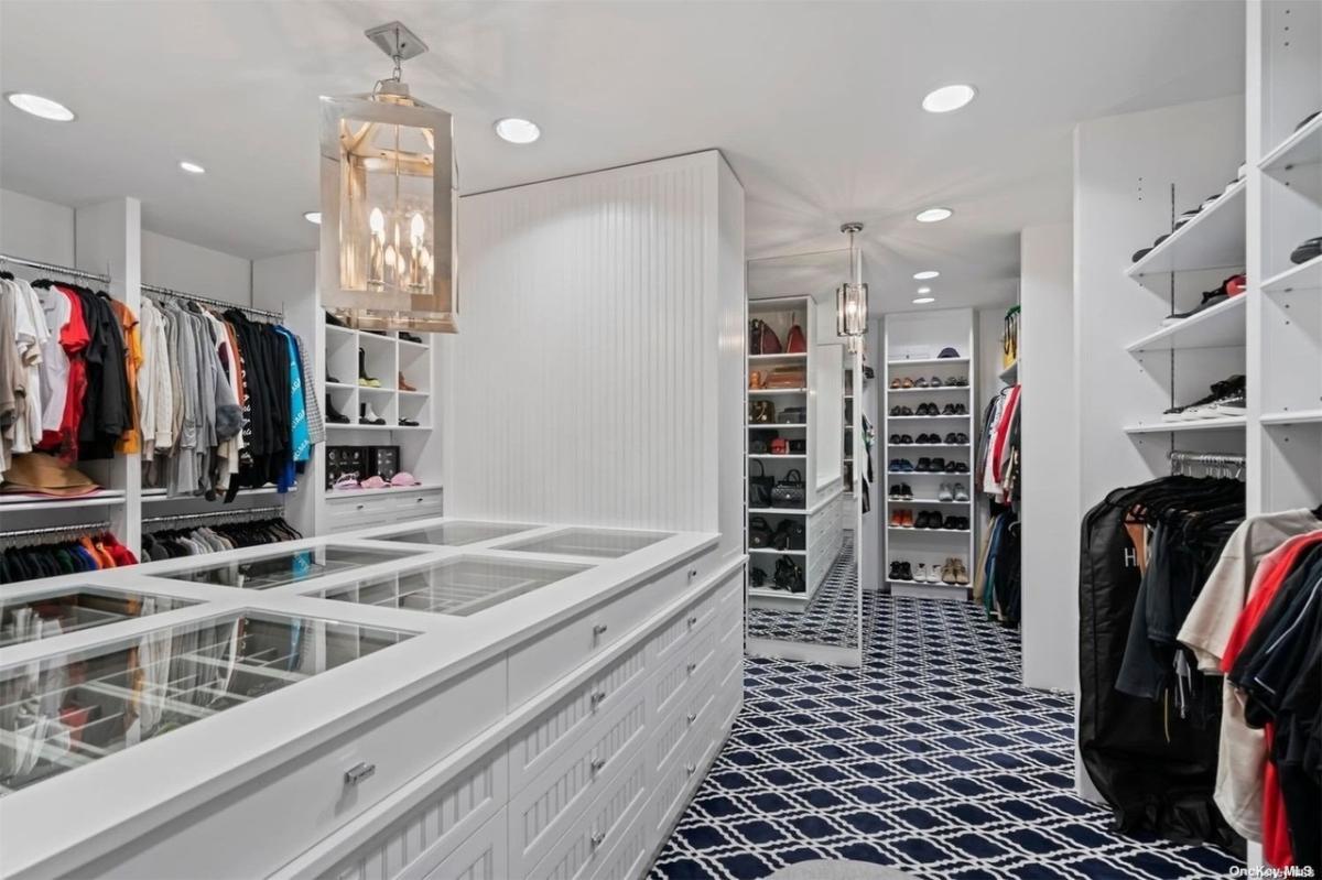 Walk-in closet