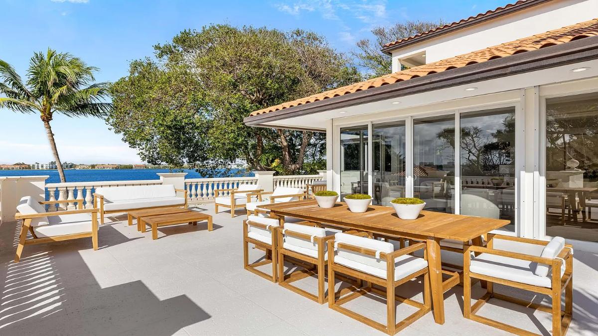 Terrace with a dining area and a living space.