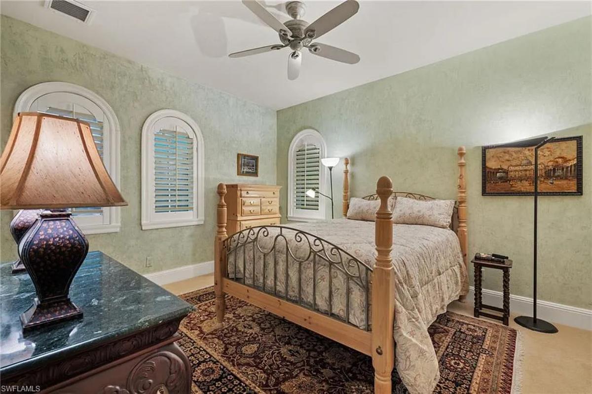 Bedroom with a large bed.