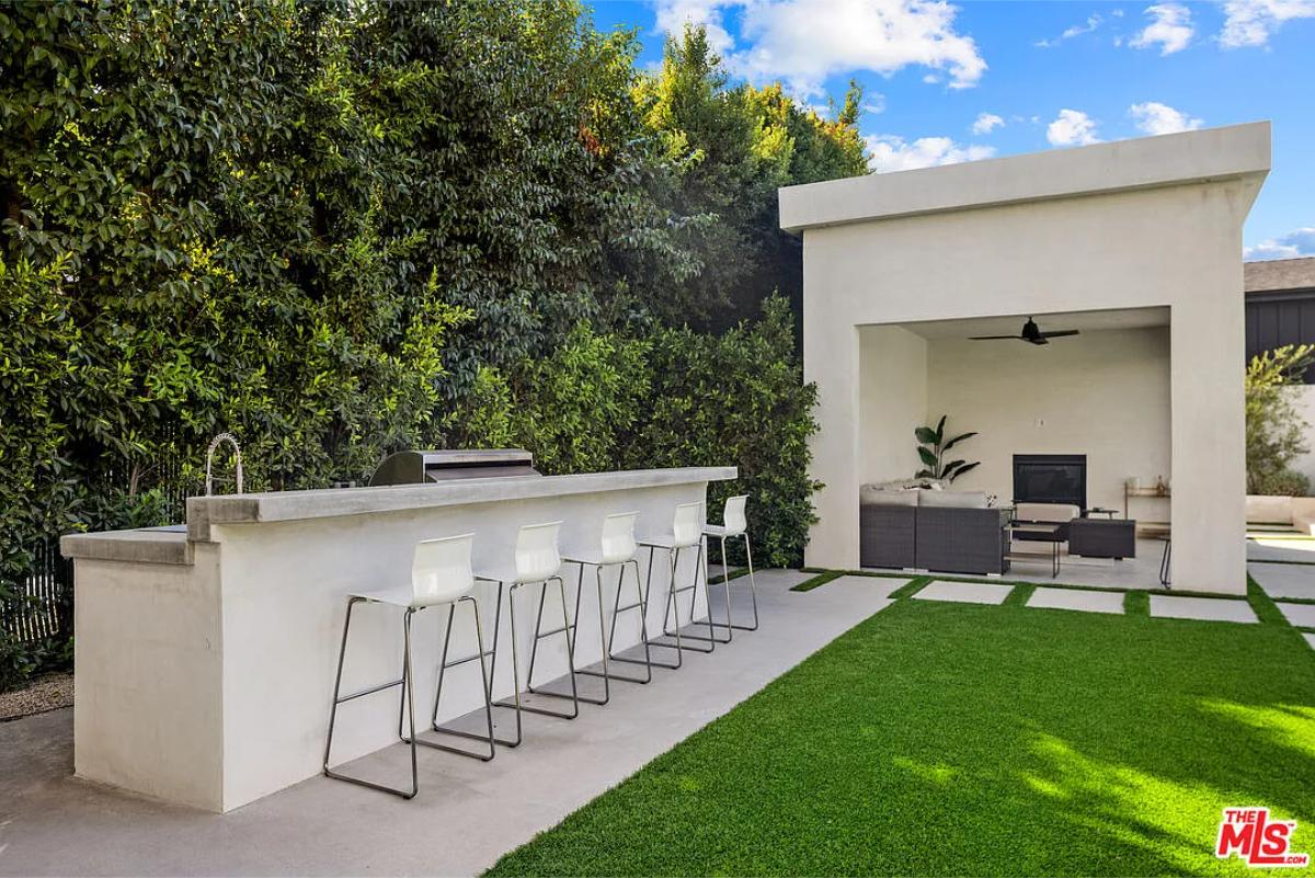 Outdoor kitchen