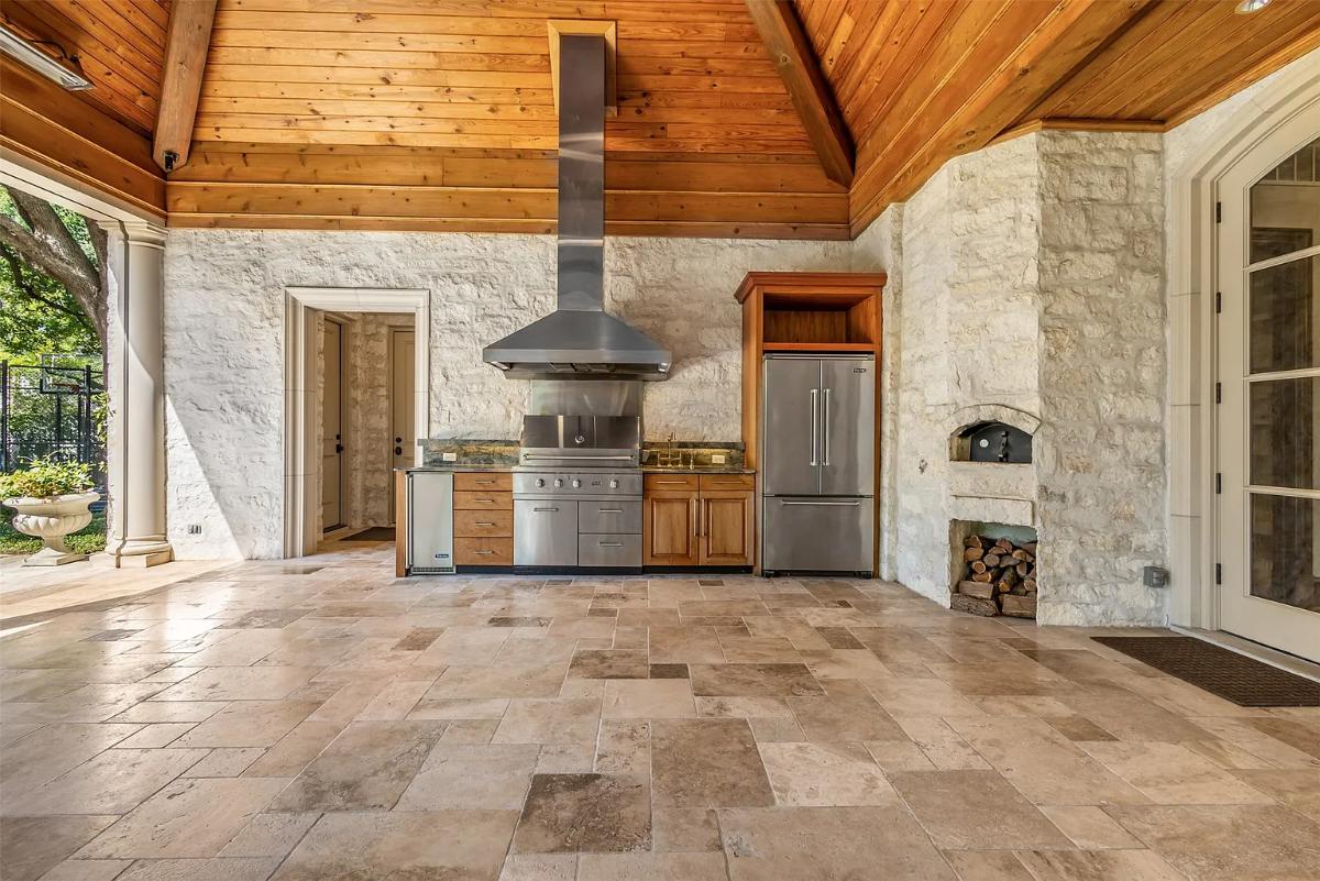 Indoor-outdoor kitchen
