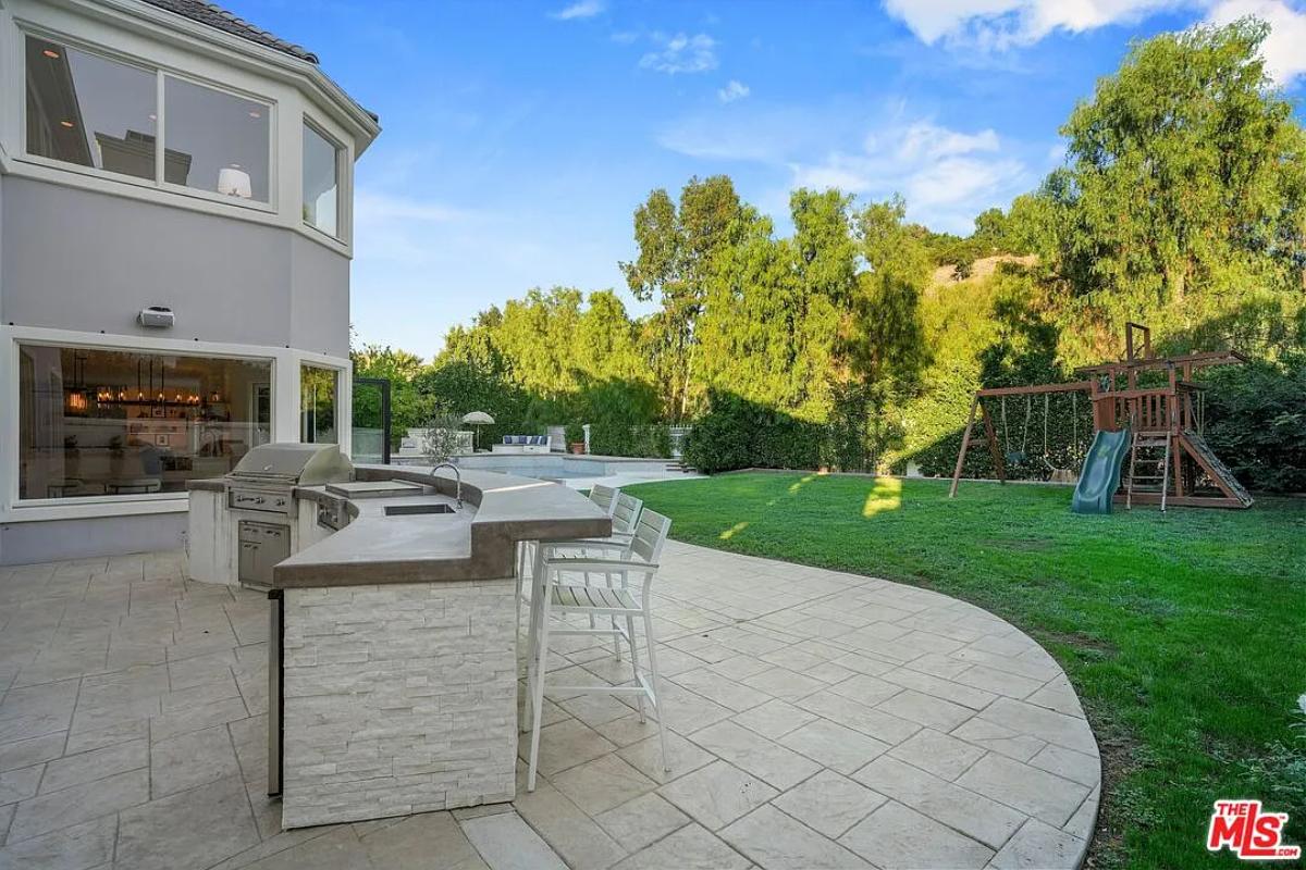 Outdoor kitchen