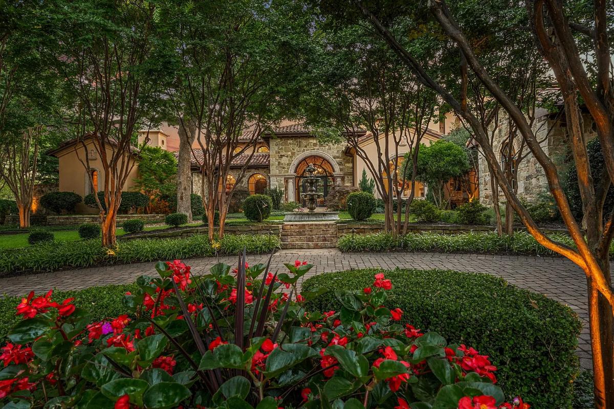 Front view of the mansion with a fountain.