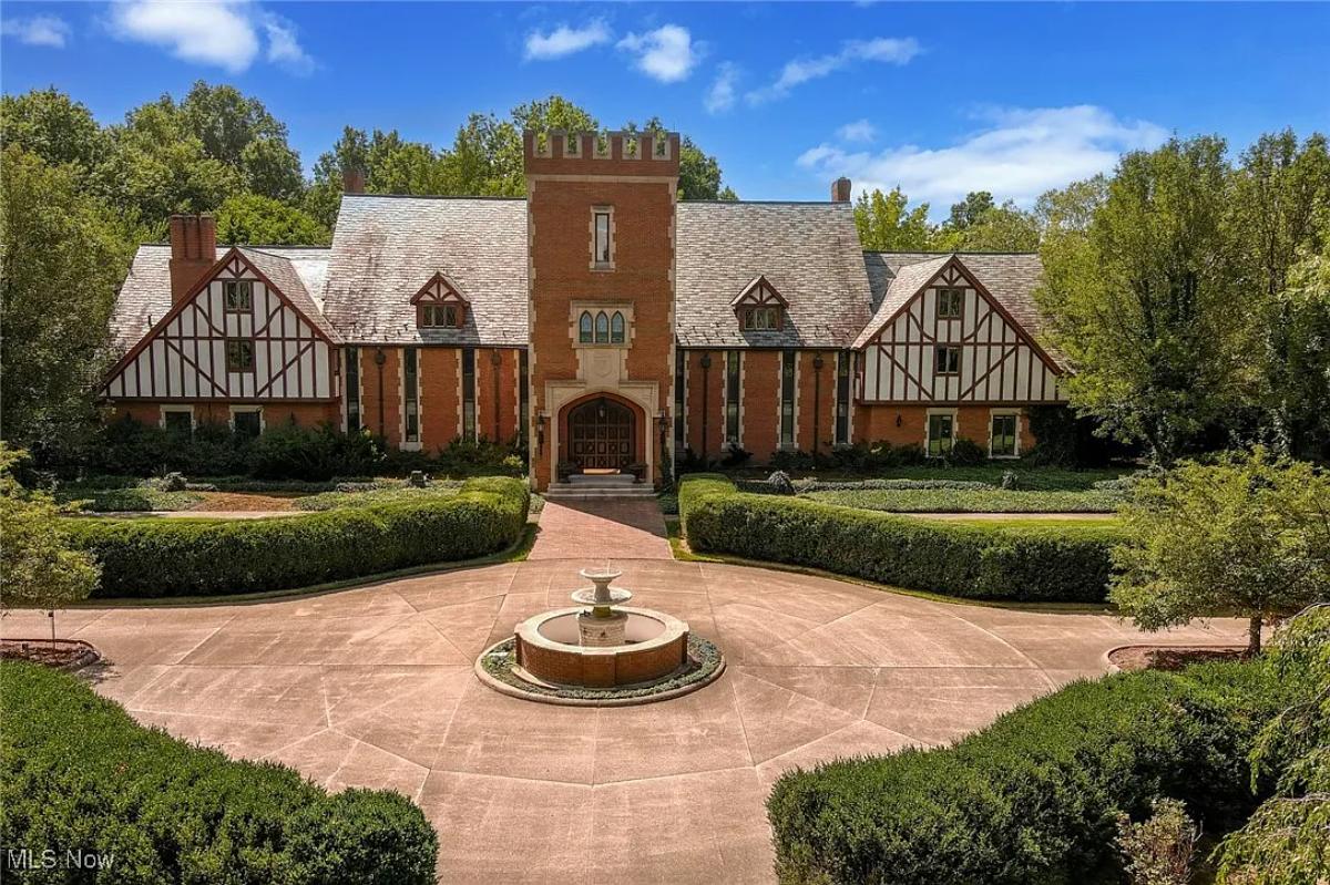 Front view of the mansion.