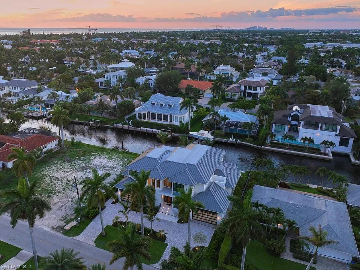Aerial view of the mansion.