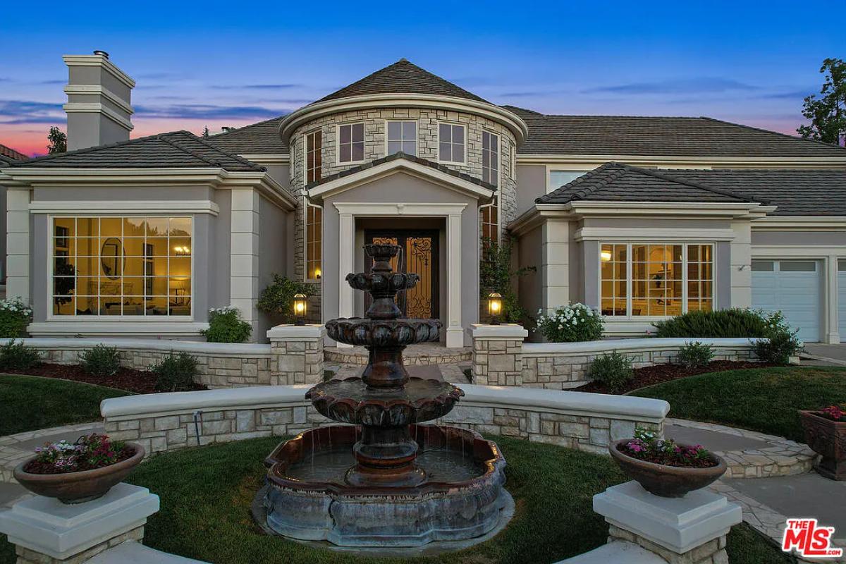 Front view of the mansion with a fountain.