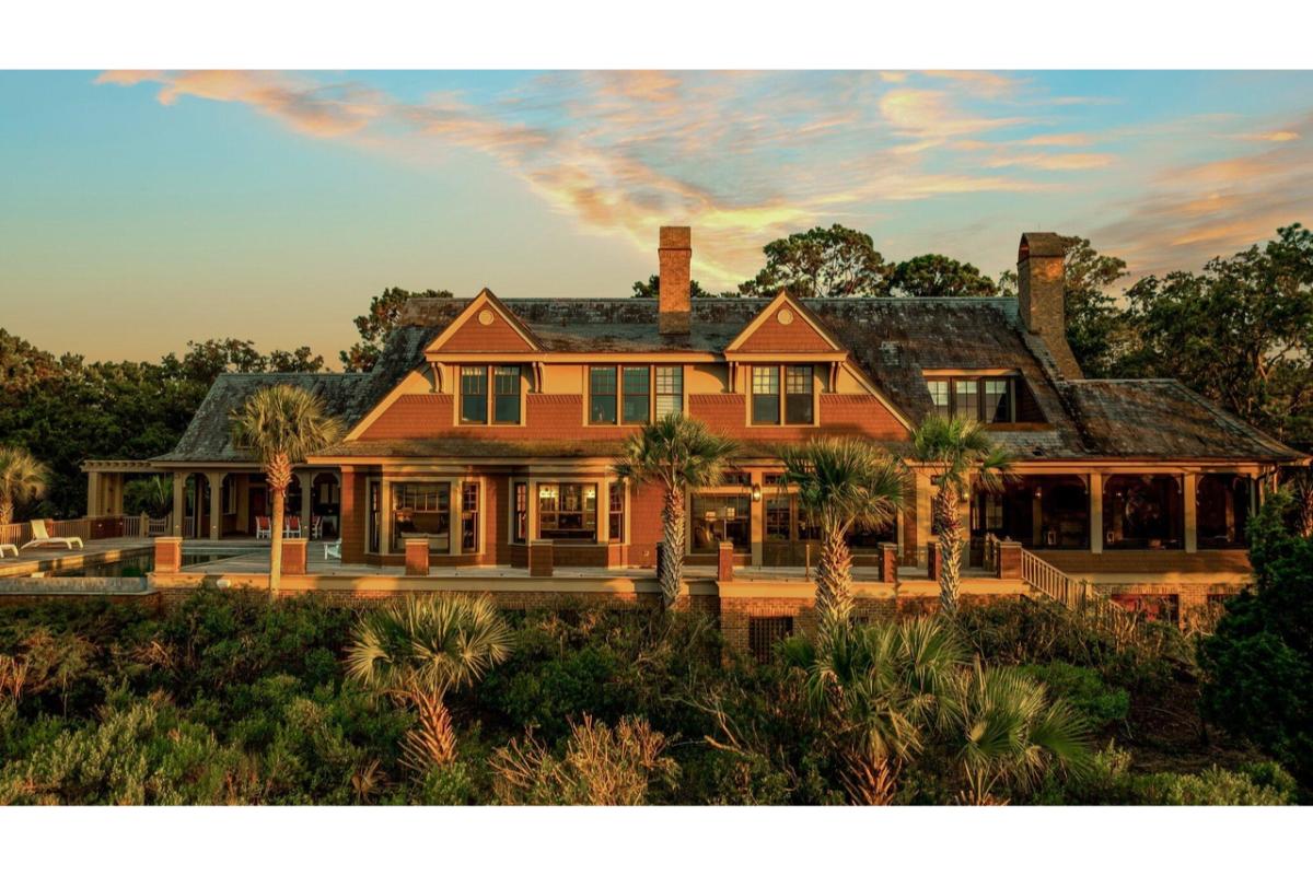 10-Bedroom Estate with Guest Houses and 3-Car Garage 