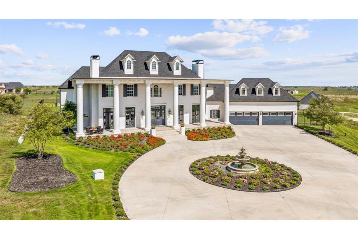 6-Bedroom Home with Sports Court and Resort-Style Pool
