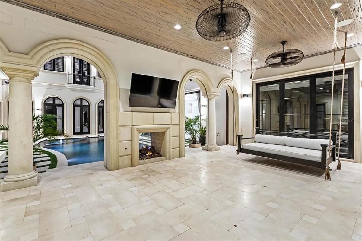 Indoor-outdoor living space