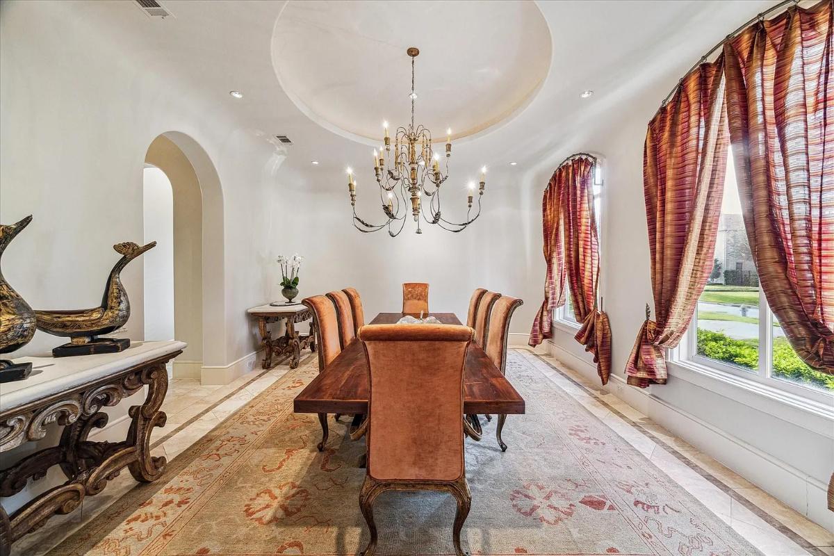 Dining room with a chandelier.