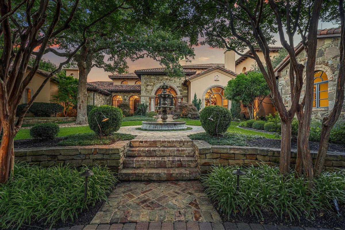 Front view of the mansion with a fountain.