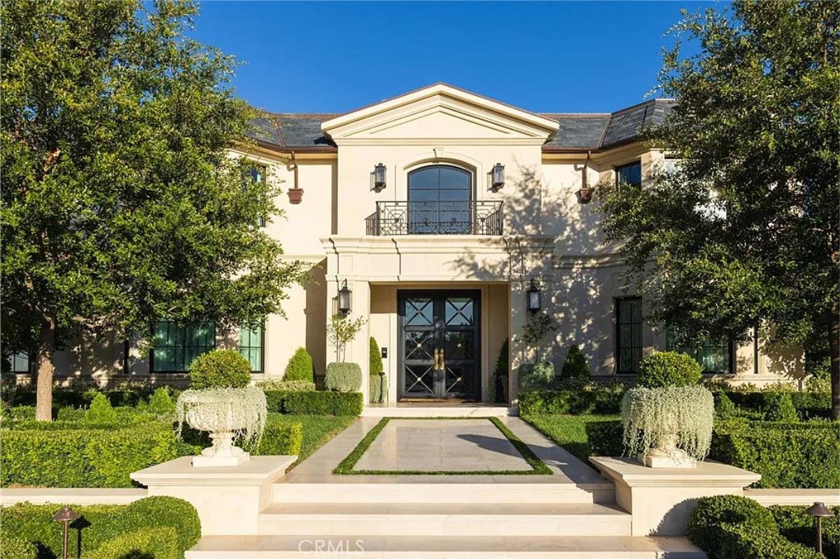 Front view of the mansion.