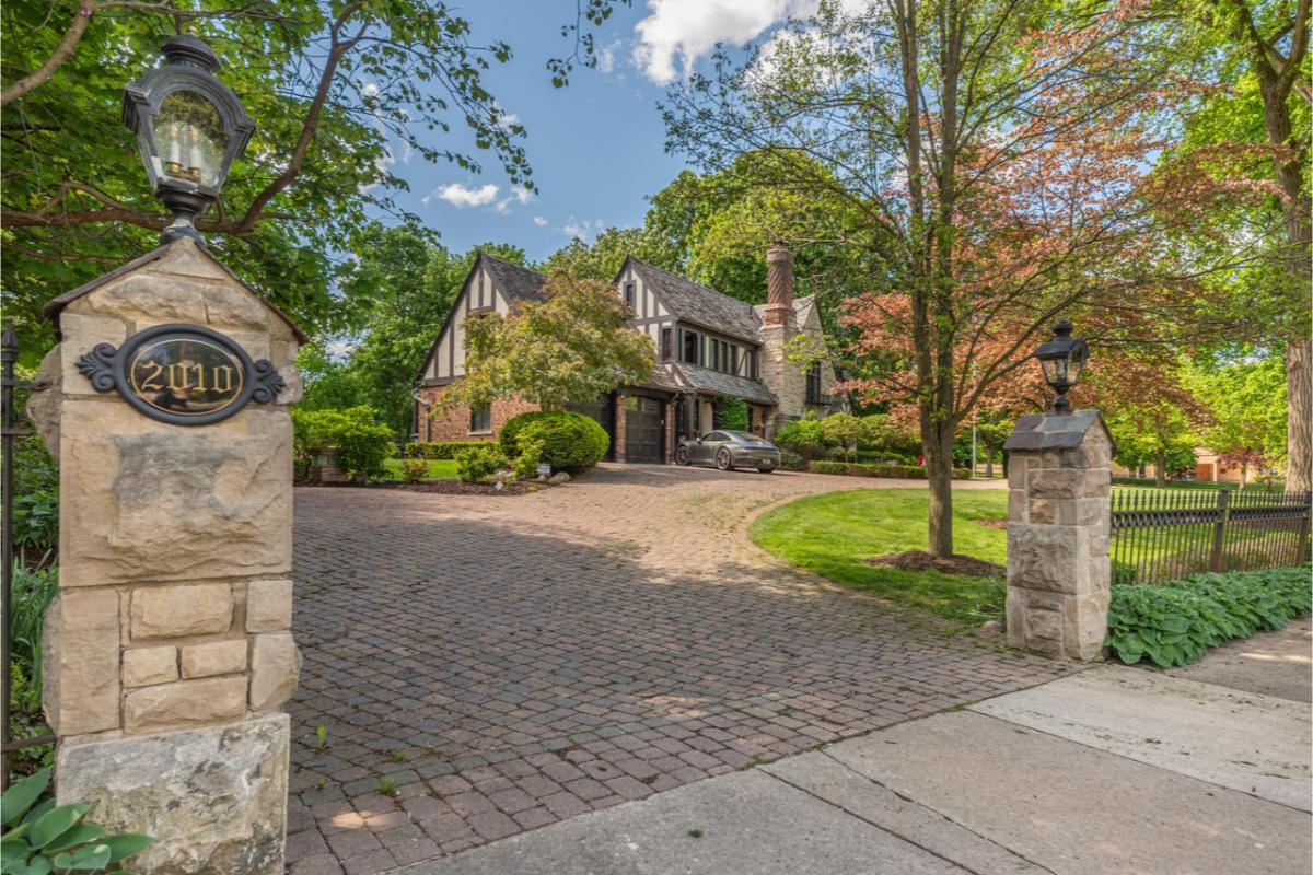 4-Bedroom Home with Wine Cellar and Solarium 