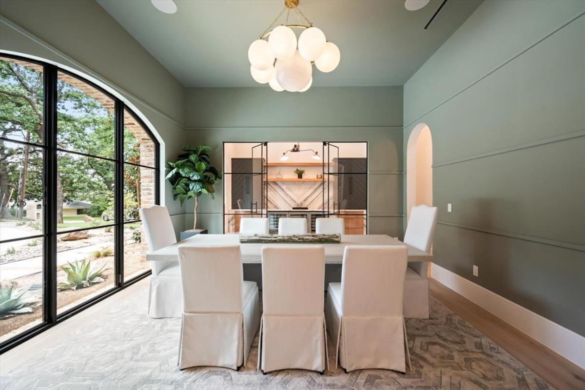 Dining room with a chandelier.