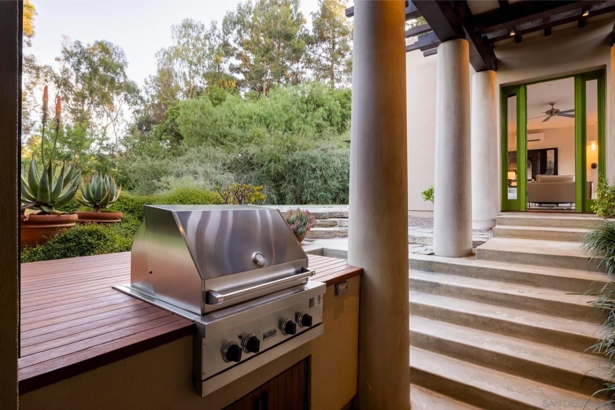 Outdoor kitchen
