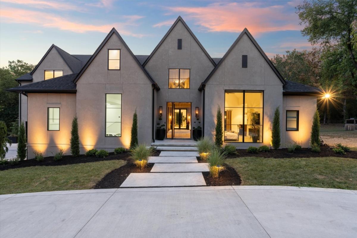 5-Bedroom Home with Vaulted Breezeway and Outdoor Kitchen 