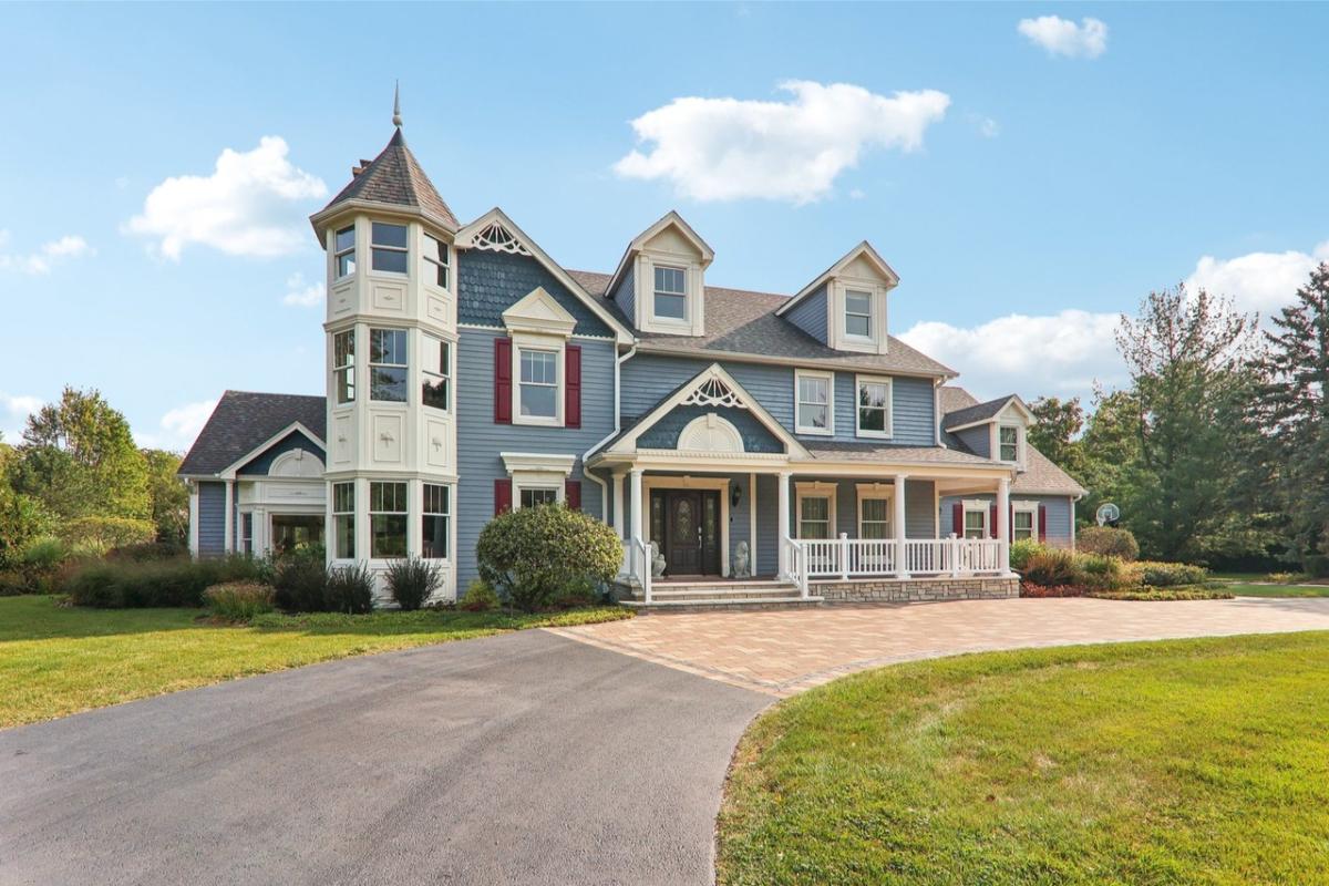 5-Bedroom Home with Zero-Depth Spa Pool and Koi Pond 