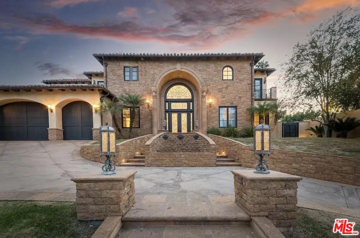 Front entry of the mansion.