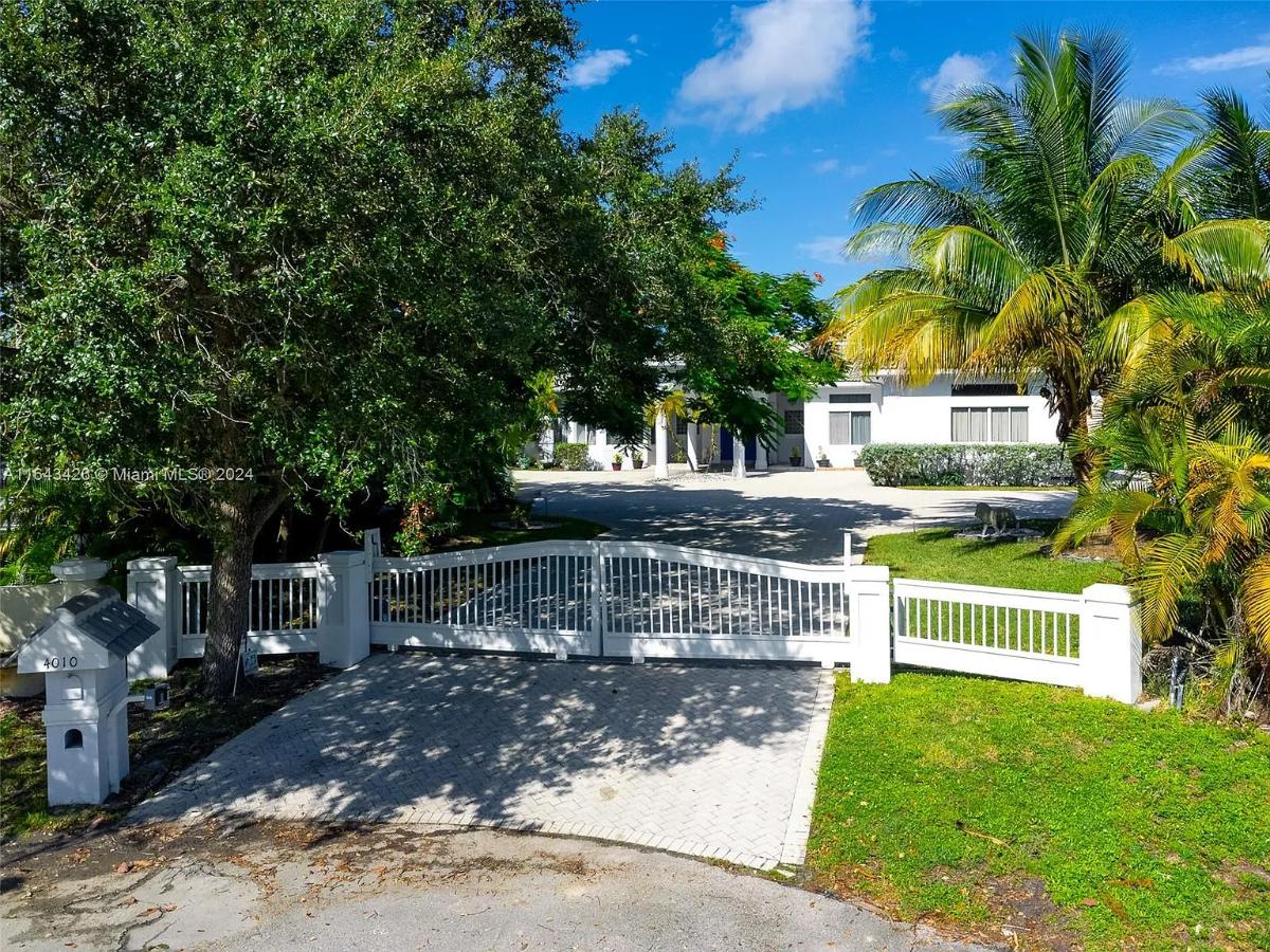 Main gate entry of the mansion.