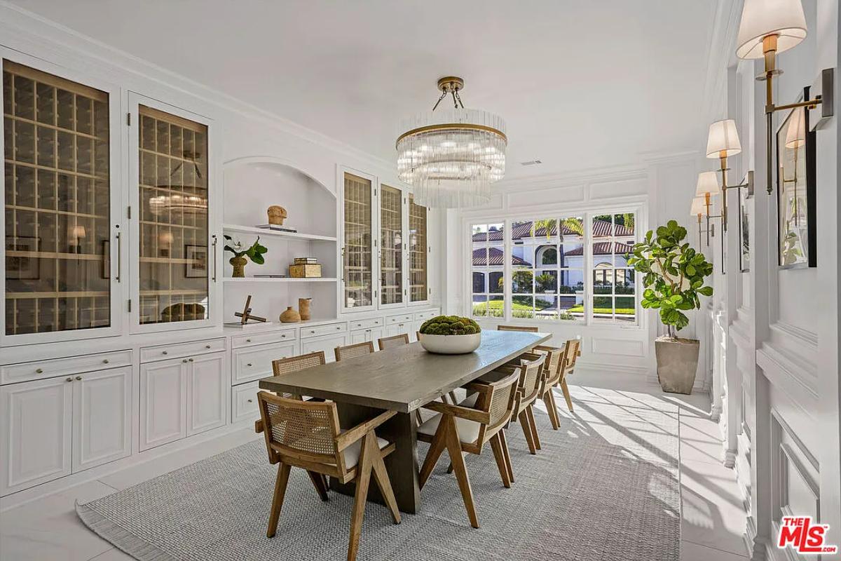 Dining room with a chandelier.