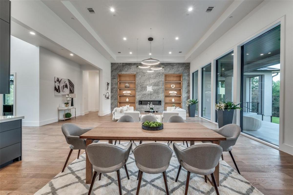 Dining room with a chandelier.
