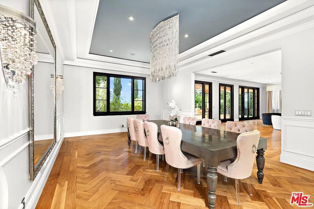 Dining room with a chandelier.