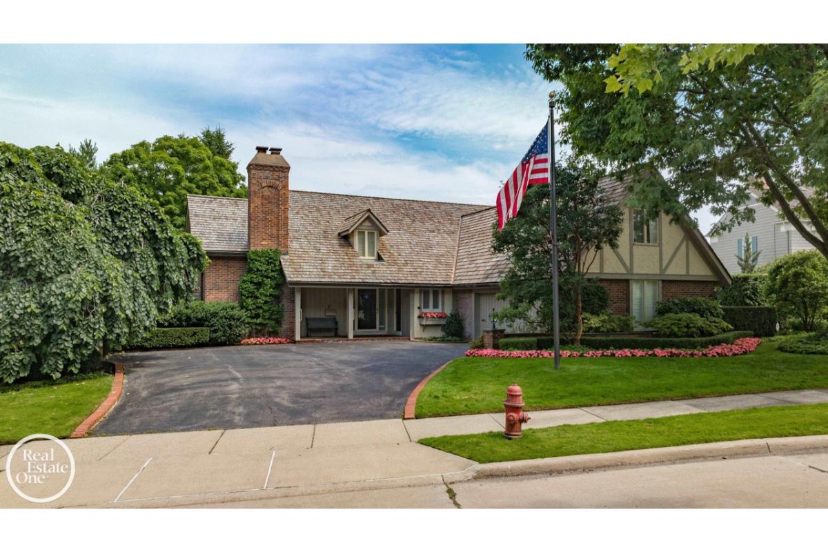 4-Bedroom Home with Private Lake-View Garden and Elevator