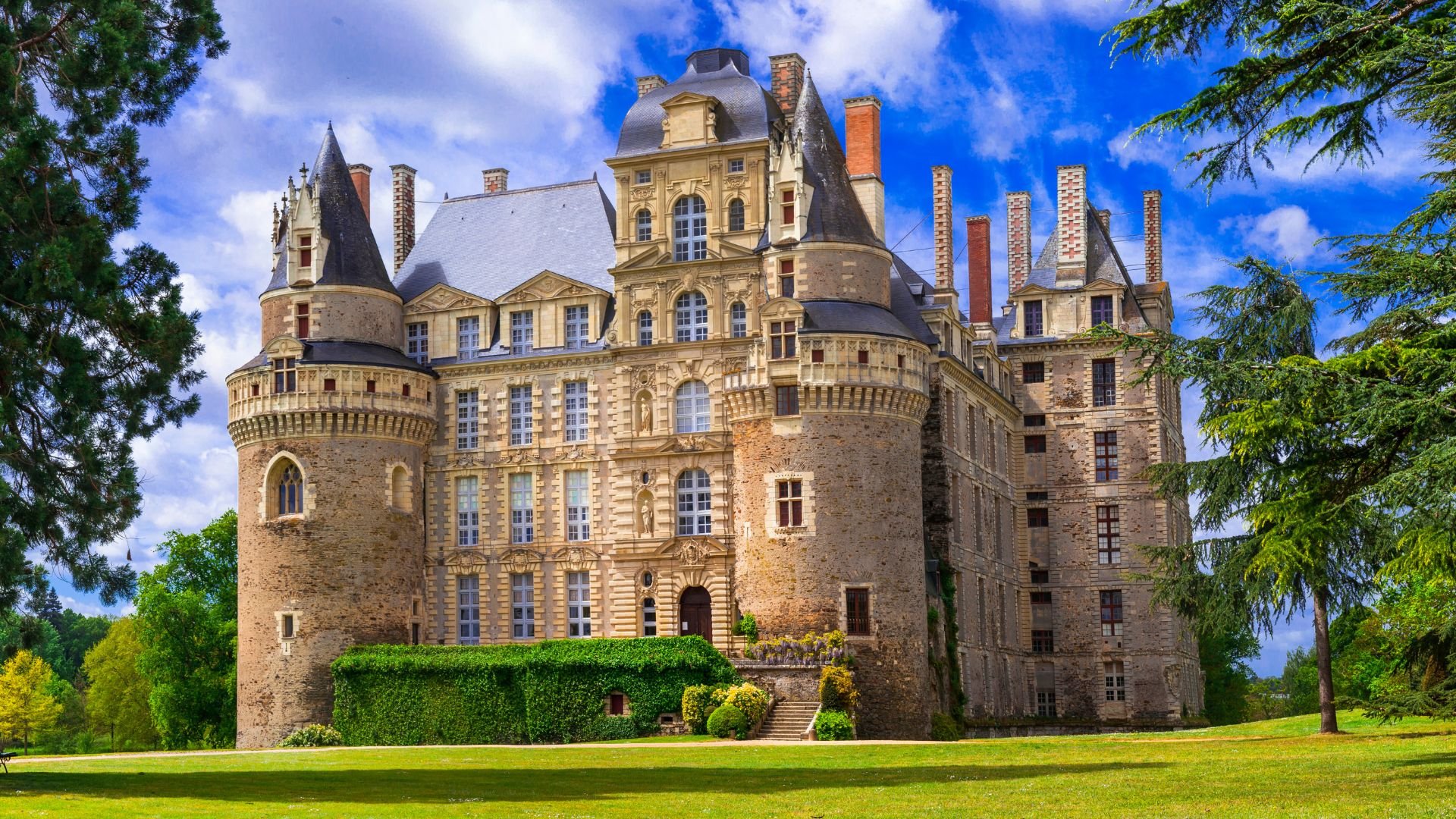 15 of the Grandest Mansions Built or Bought by Astor Family Members Over the Years