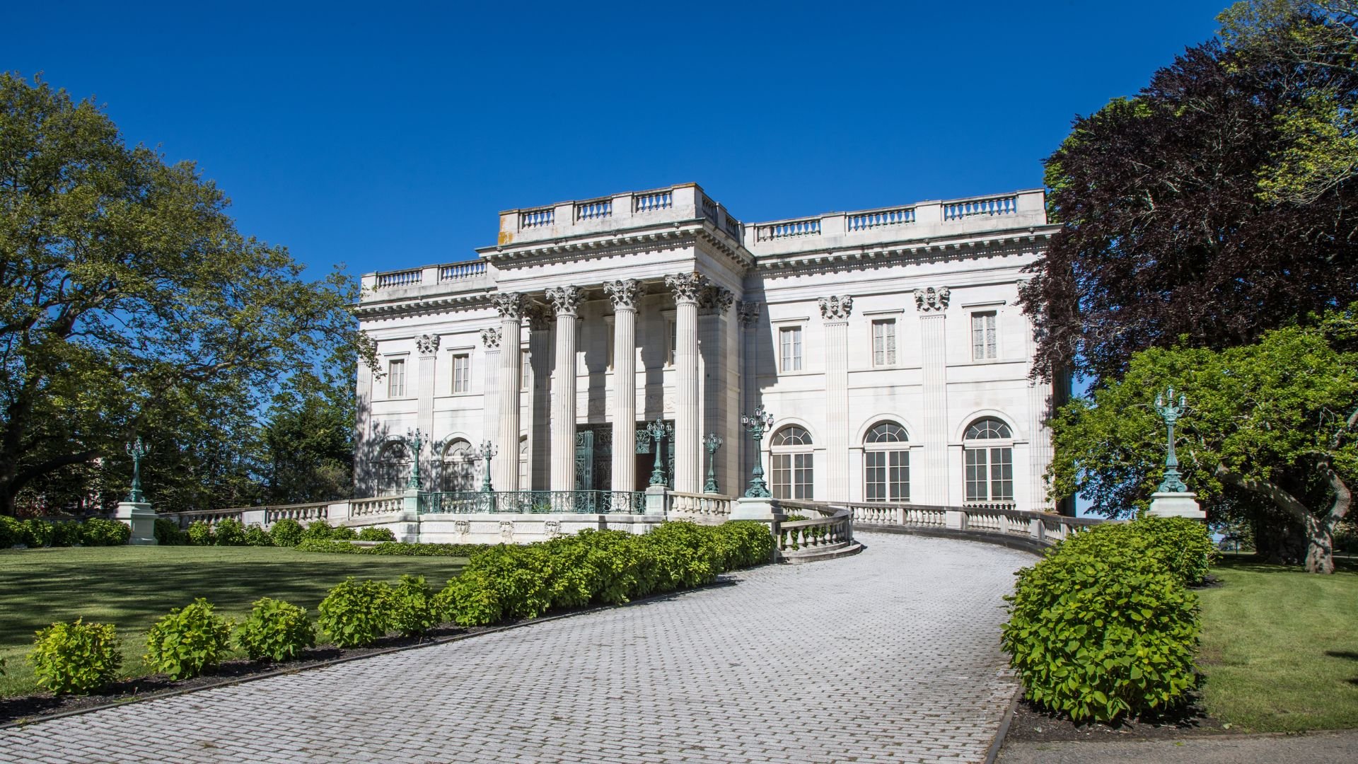 Vanderbilts vs British Royal Family Houses – How Does Vanderbilt Profligate Spending Measure Up?