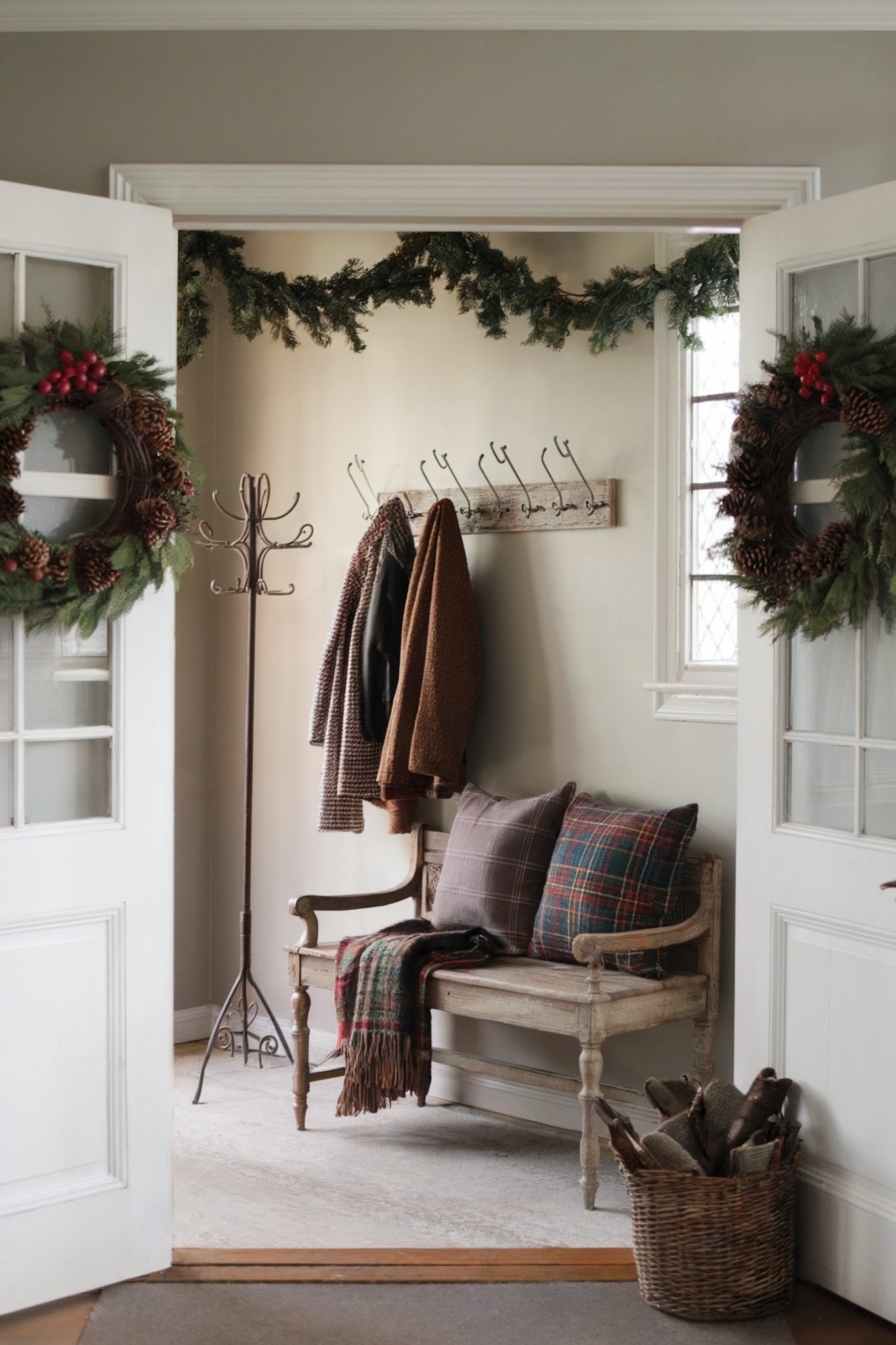 Make a Grand Entrance with These 13 Christmas Entryway Ideas – Home