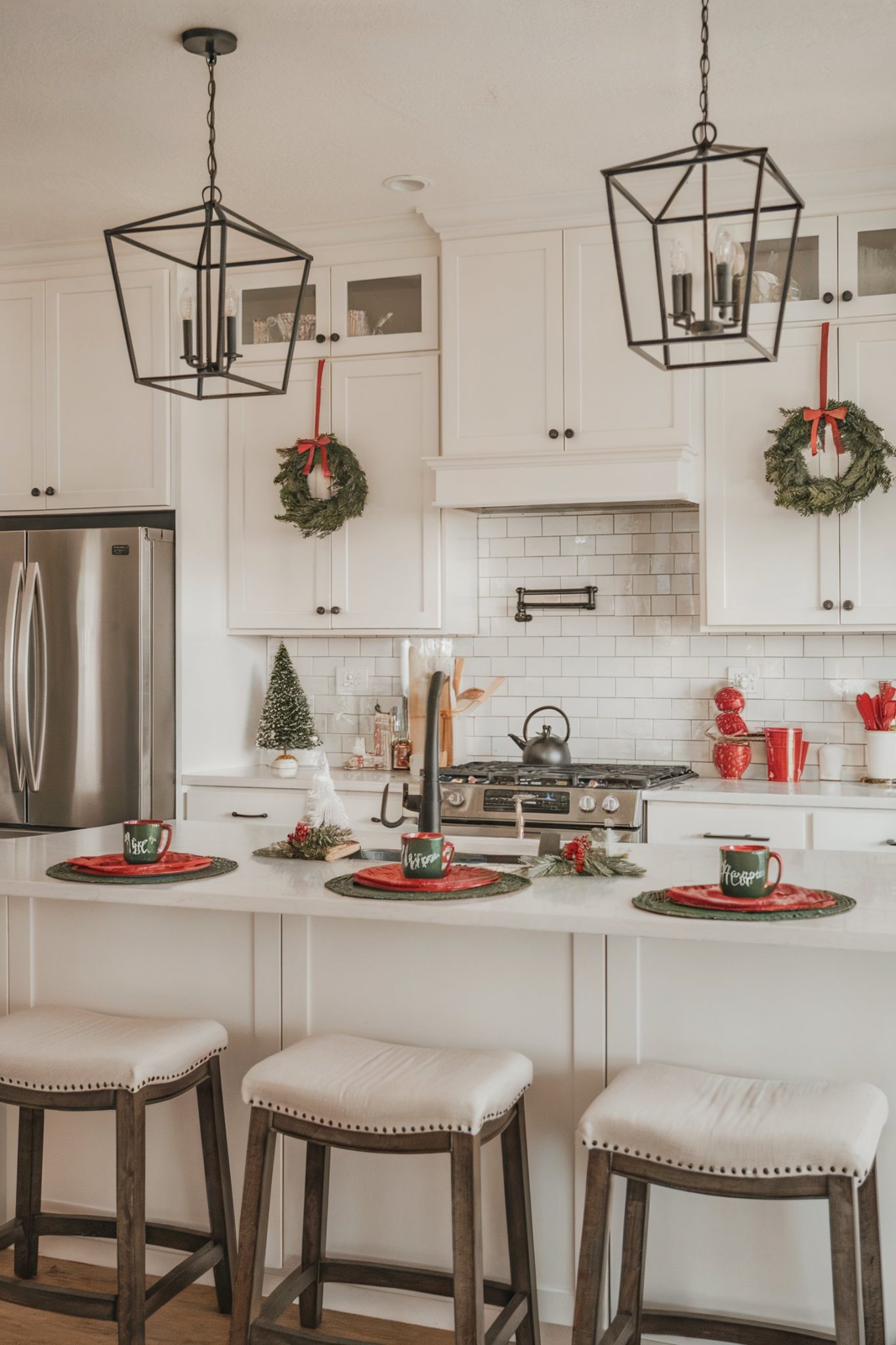 Add Farmhouse Flair to Your Holiday with These 15 Christmas Decor Ideas ...