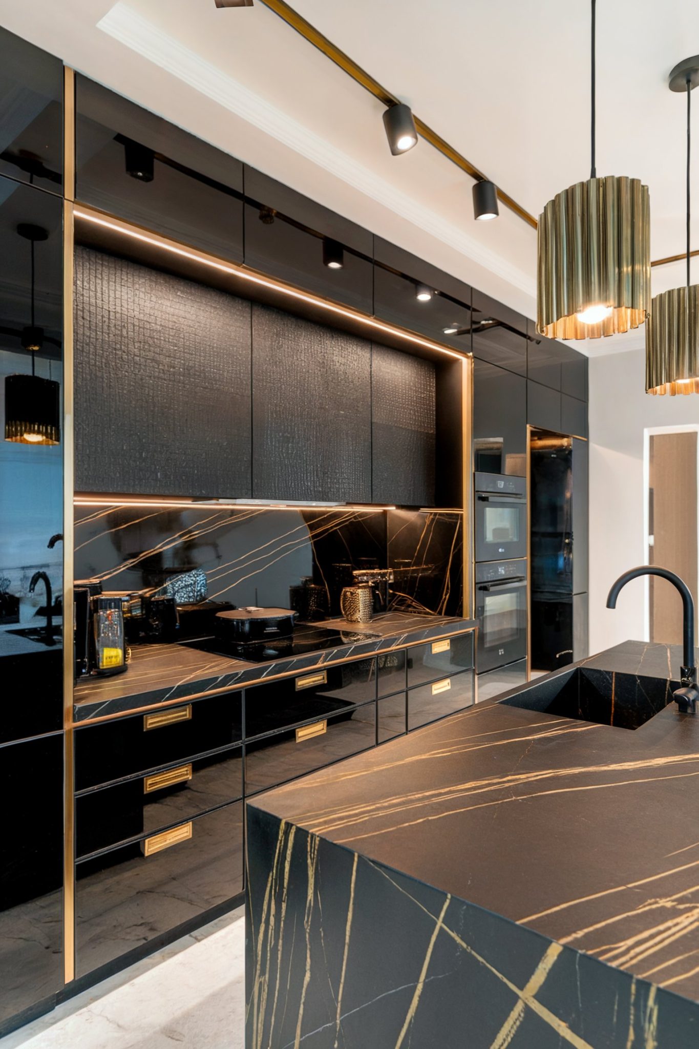 16 Bold Black and Gold Kitchen Ideas for a Sophisticated Look – Home ...