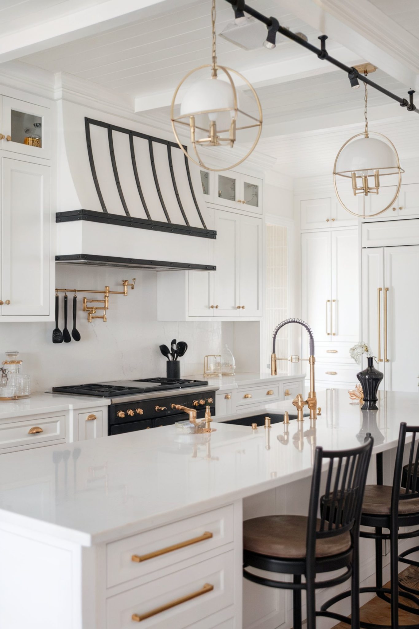 16 Bold Black and Gold Kitchen Ideas for a Sophisticated Look